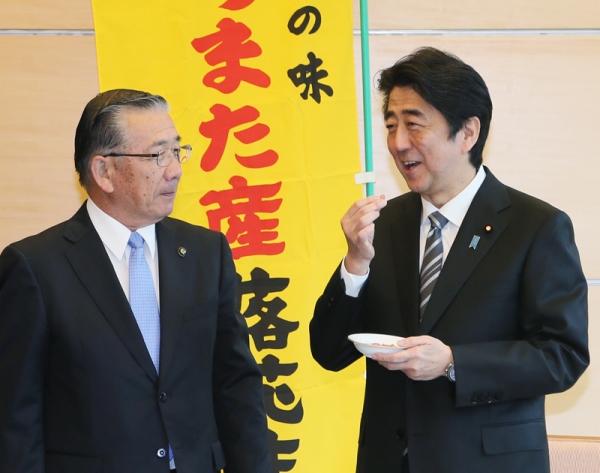 安倍总理在总理大臣官邸接受了千叶县八街市北村新司市长以及花生行业人士的拜访。