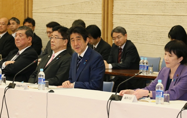 安倍总理在总理大臣官邸出席了政府主办的全国都道府县知事会议。