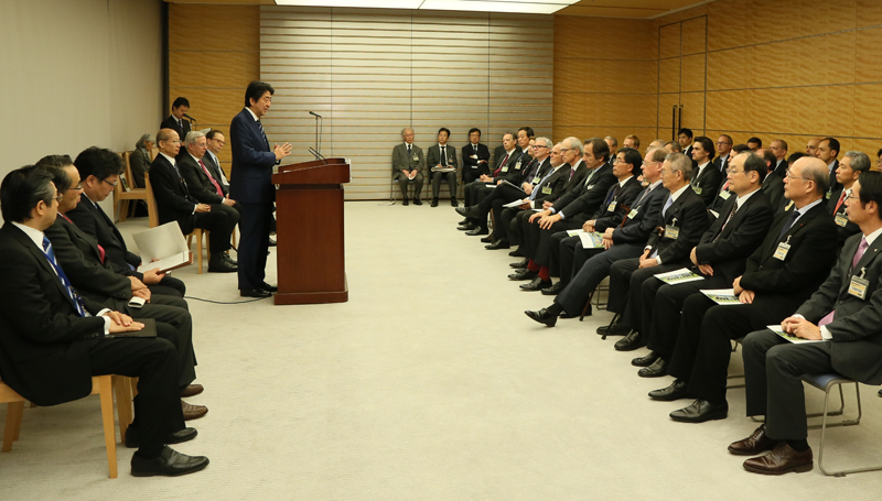 安倍总理在总理大臣官邸接受了日法俱乐部代表一行的拜会。