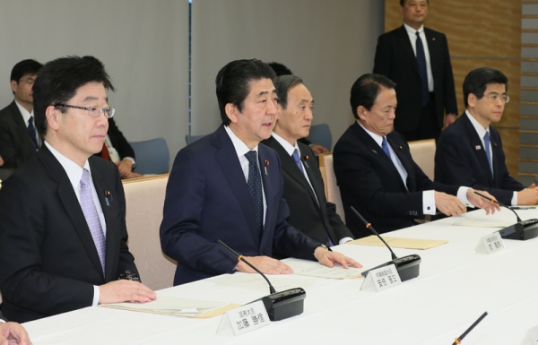 安倍总理在总理大臣官邸召开了中央交通安全对策会议。