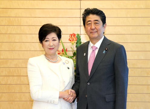 安倍总理在总理大臣官邸会见了东京都知事小池百合子。