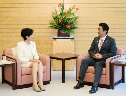 安倍总理在总理大臣官邸会见了东京都知事小池百合子。