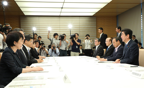 安倍总理在总理大臣官邸出席了有关福冈县・大分县等暴雨的相关阁僚会议。