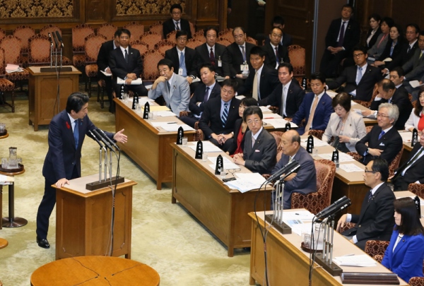 安倍总理出席了参议院预算委员会及全体会议。