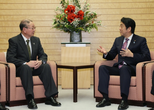 安倍总理在总理大臣官邸会见了JA全中（全国农业协同组合中央会）等JA集团。