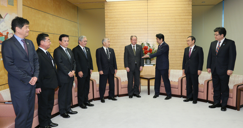 安倍总理在总理大臣官邸会见了JA全中（全国农业协同组合中央会）等JA集团。