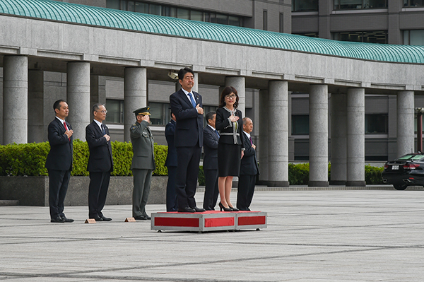 安倍总理在防卫省出席了第50次自卫队高级干部集会，并作了训示。