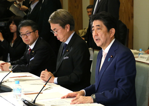 安倍总理在总理大臣官邸召开了2017年第5次经济财政咨询会议。