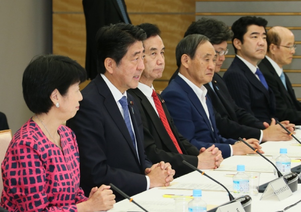 安倍总理在总理大臣官邸出席了第1次规制改革推进会议。