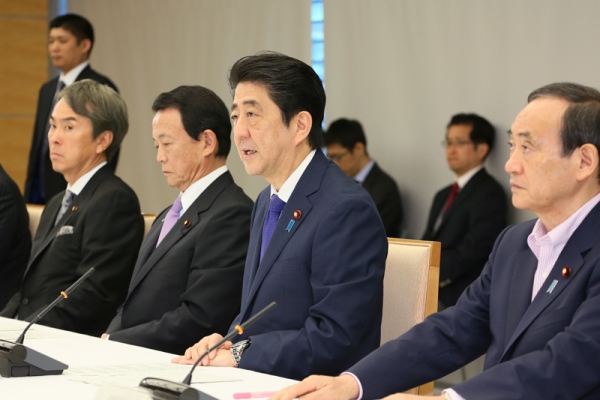 安倍总理在总理大臣官邸出席了政府与执政党的政策恳谈会。