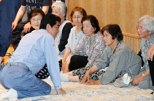 安倍总理为了视察第3号台风以及梅雨锋造成的暴雨灾害状况，访问了大分县及福冈县。