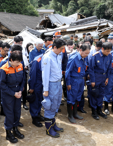 安倍总理为了视察第3号台风以及梅雨锋造成的暴雨灾害状况，访问了大分县及福冈县。