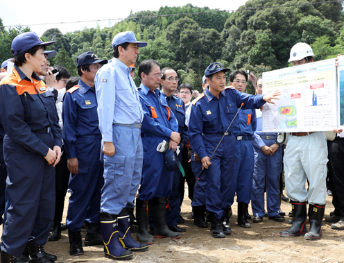 安倍总理为了视察第3号台风以及梅雨锋造成的暴雨灾害状况，访问了大分县及福冈县。