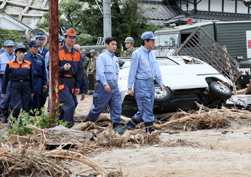 安倍总理为了视察第3号台风以及梅雨锋造成的暴雨灾害状况，访问了大分县及福冈县。