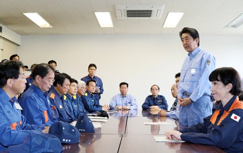 安倍总理为了视察第3号台风以及梅雨锋造成的暴雨灾害状况，访问了大分县及福冈县。