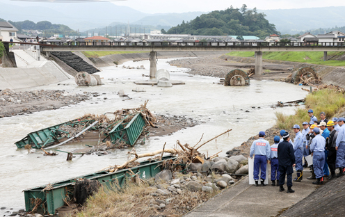 安倍总理为了视察第3号台风以及梅雨锋造成的暴雨灾害状况，访问了大分县及福冈县。