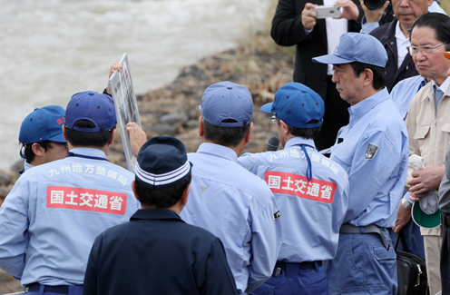 安倍总理为了视察第3号台风以及梅雨锋造成的暴雨灾害状况，访问了大分县及福冈县。