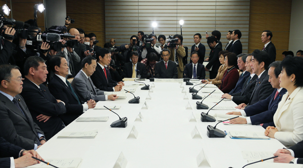 安倍总理在总理大臣官邸召开了第14次农林水产业与地域活力创造本部会议。