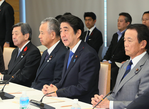 安倍总理在总理大臣官邸召开了第19次日本经济再生本部会议。