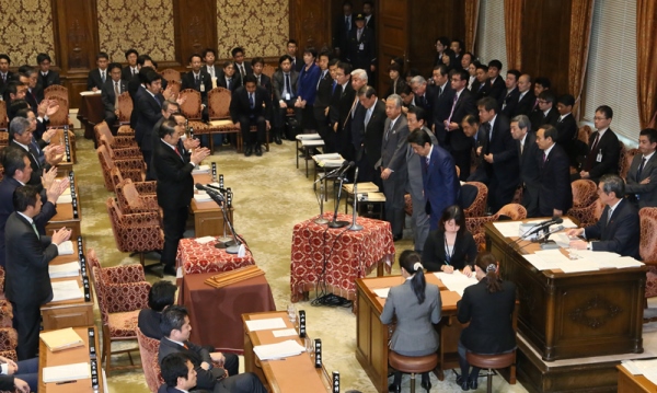 安倍总理出席了众议院预算委员会。