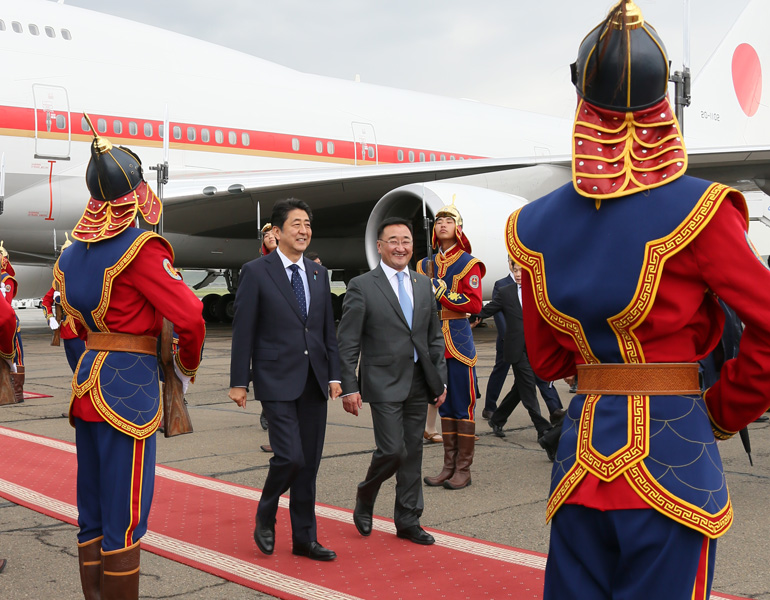 安倍总理为了出席第11届ASEM（亚欧会议）首脑会议等，访问了蒙古国的乌兰巴托。