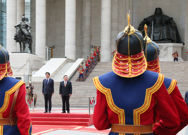 安倍总理为了出席第11届ASEM（亚欧会议）首脑会议等，访问了蒙古国的乌兰巴托。