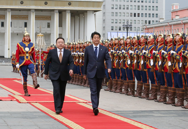 安倍总理为了出席第11届ASEM（亚欧会议）首脑会议等，访问了蒙古国的乌兰巴托。