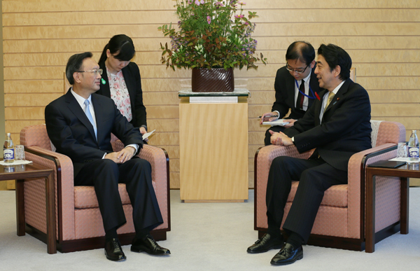 安倍总理在总理大臣官邸接受了中国国务委员杨洁篪的拜会。