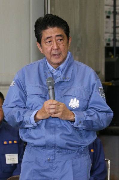 安倍总理为了视察台风第10号造成的灾害状況，访问了北海道。