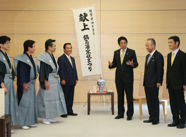 安倍总理在总理大臣官邸接受了会见伊万里市长等的拜会。