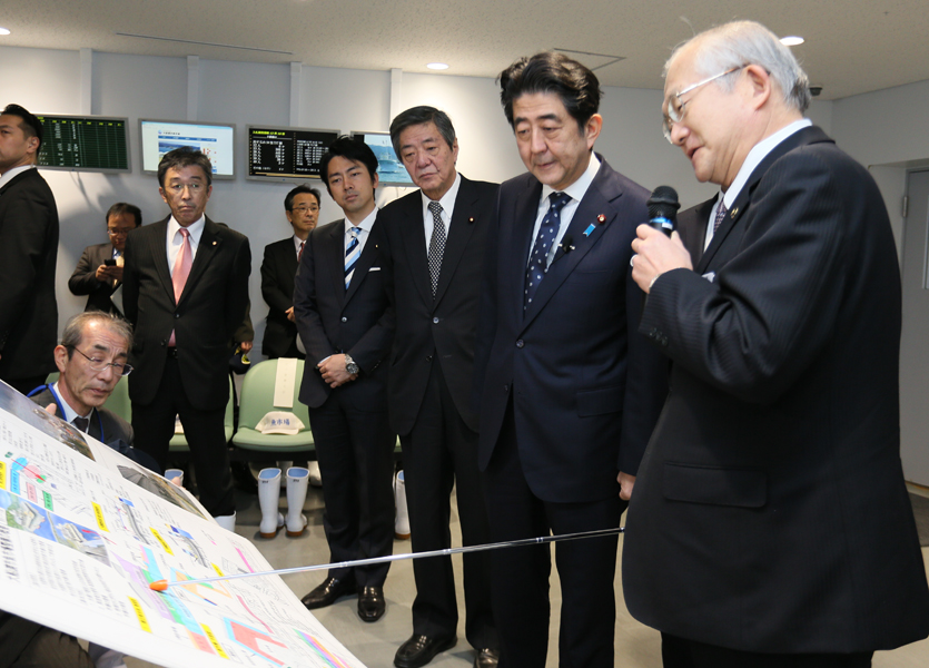 安倍总理为把握东日本大地震灾害的复兴情况，访问了岩手县和宫城县。