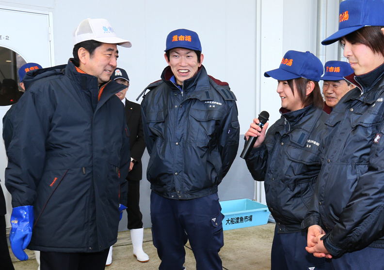 安倍总理为把握东日本大地震灾害的复兴情况，访问了岩手县和宫城县。