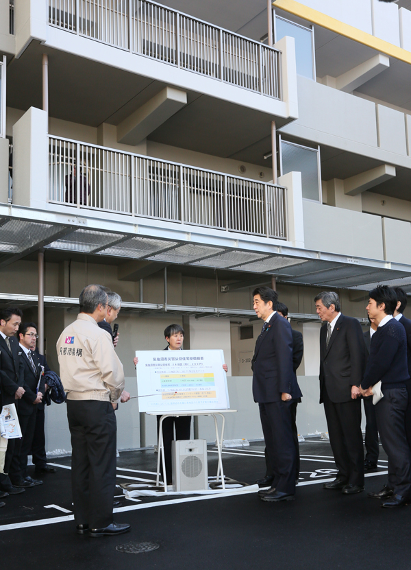 安倍总理为把握东日本大地震灾害的复兴情况，访问了岩手县和宫城县。