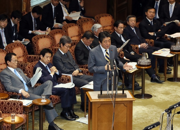 安倍总理出席了参议院预算委员会。