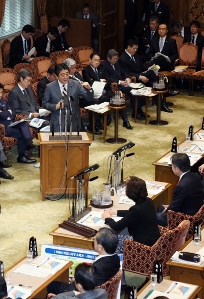 安倍总理出席了参议院预算委员会。