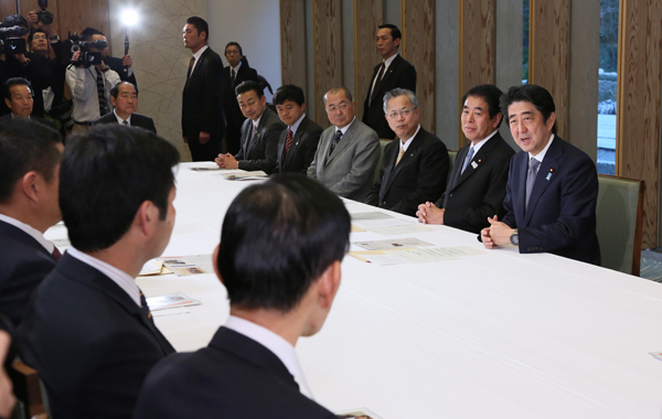 安倍总理在总理大臣官邸接受了教育再生首长会议代表的拜访。