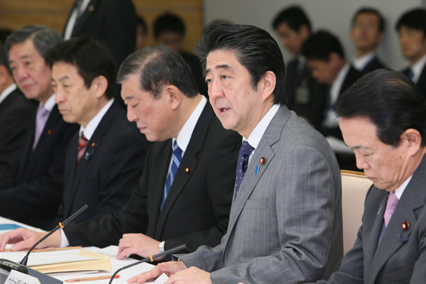 安倍总理在总理大臣官邸召开了第7次地方分权改革推进本部会议。