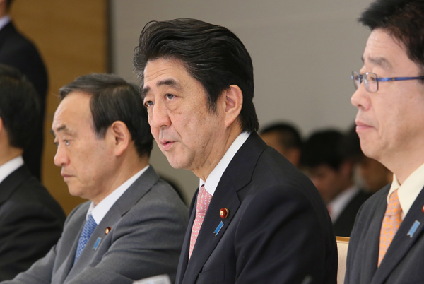 安倍总理在总理大臣官邸出席了“回顾20世纪构想21世纪世界秩序与日本作用的有识之士恳谈会(21世纪构想恳谈会)”第1次会议。