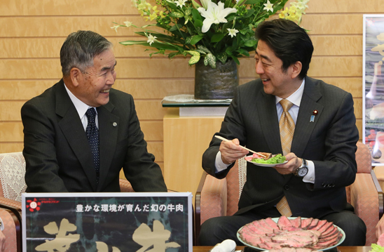 安倍总理在总理大臣官邸接受了三浦半岛酪农（乳畜业从业人员）工会联合会等代表的拜访。