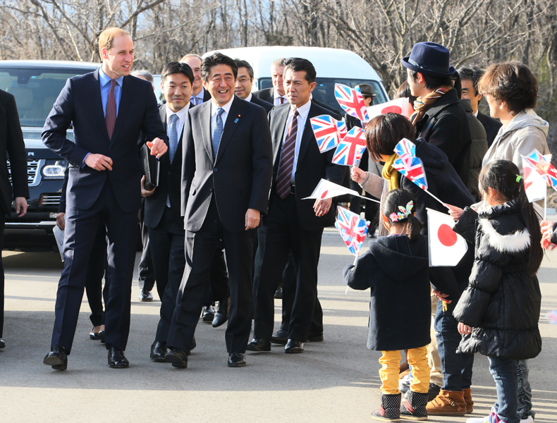 安倍总理与剑桥公爵一同视察儿童福利院