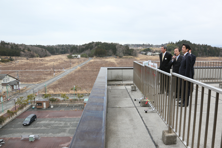 安倍总理视察中间储藏设施的预定建设地点 (2)