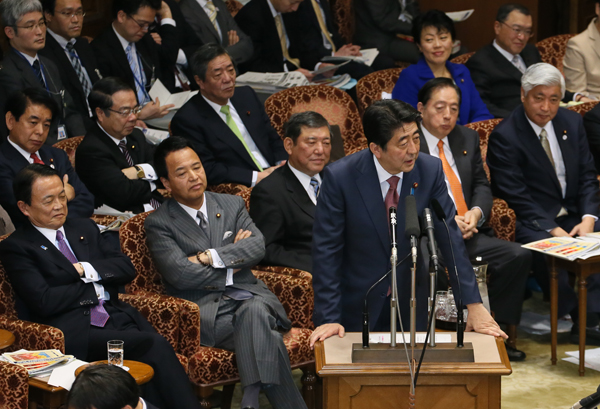 安倍总理出席了参议院预算委员会。