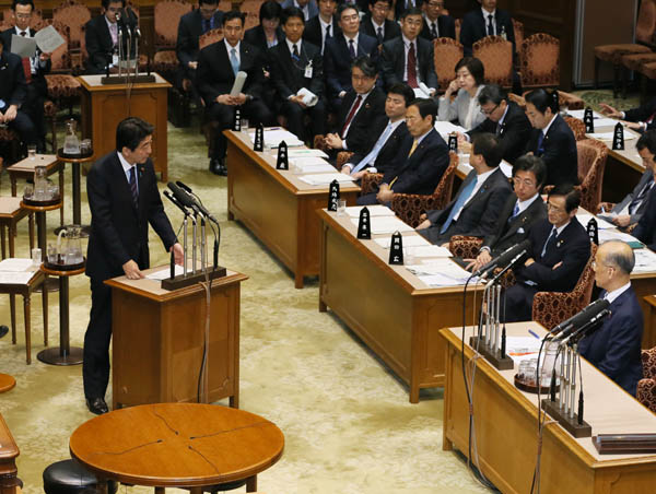 安倍总理出席了参议院预算委员会。