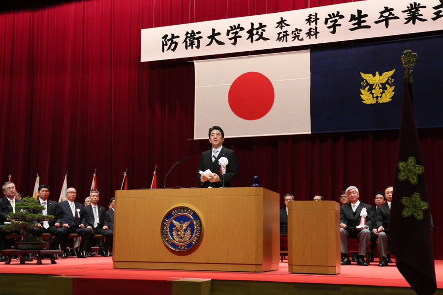 安倍总理出席了位于神奈川县横须贺市的防卫大学的毕业典礼，并作为自卫队最高指挥官对毕业生作了训示。