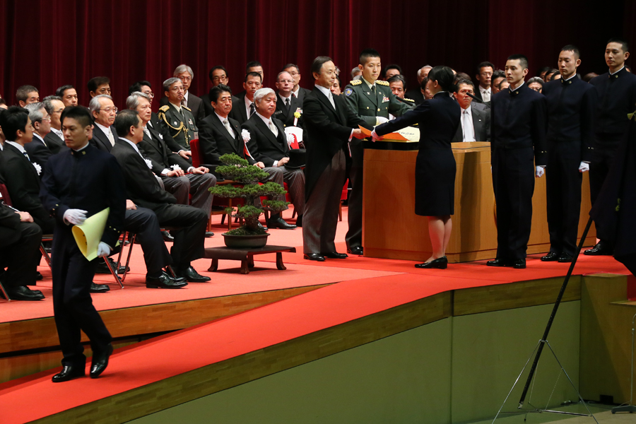 安倍总理出席了位于神奈川县横须贺市的防卫大学的毕业典礼，并作为自卫队最高指挥官对毕业生作了训示。