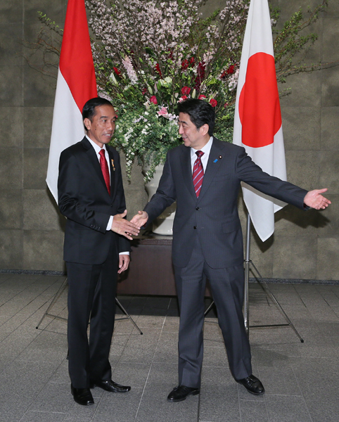 安倍总理在总理大臣官邸举行了日本・印度尼西亚首脑会谈等。