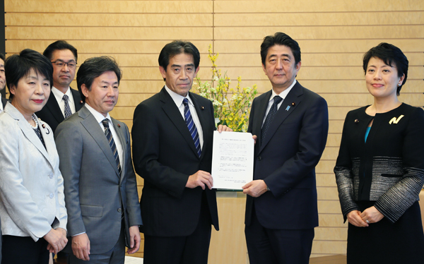 安倍总理在总理大臣官邸接受了“为实现建设享誉世界以民为本的新国立公文书馆的议员联盟”的要求。