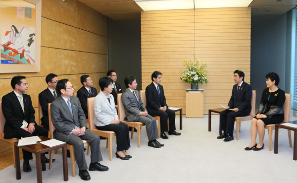 安倍总理在总理大臣官邸接受了“为实现建设享誉世界以民为本的新国立公文书馆的议员联盟”的要求。