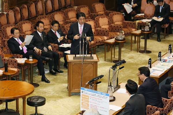 安倍总理出席了参议院预算委员会。