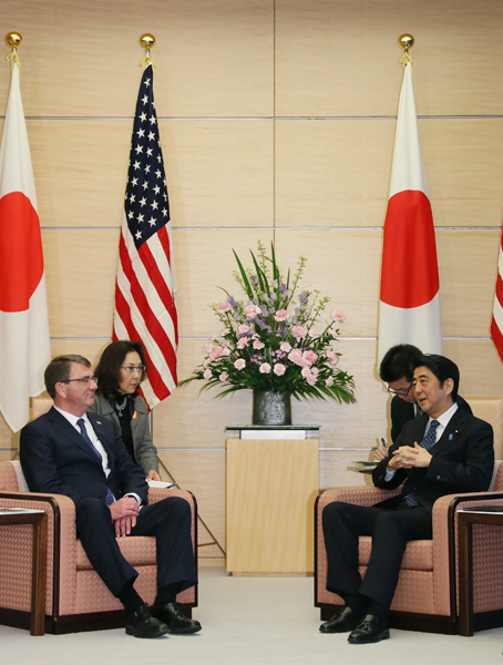 安倍总理在总理大臣官邸接受了美利坚合众国国防部长阿什顿•卡特的拜会。